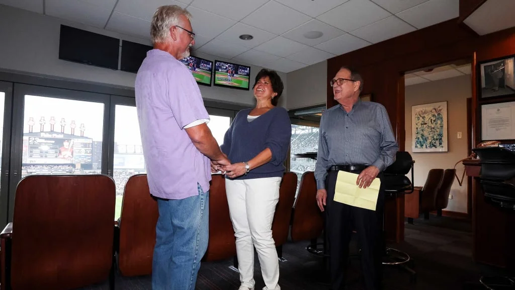 In a ceremony officiated by White Sox chairman Jerry Reinsdorf, Ron Kittle and his now wife Barbara tied the knot at Rate Field on Friday night.
